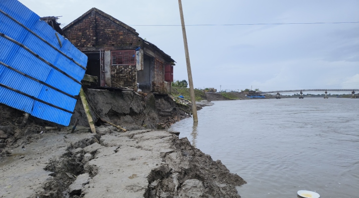 আশাশুনিতে মরিচ্চাপ নদীর বাঁধে ভাঙন, নদীগর্ভে তলিয়ে যাচ্ছে মাদরাসা
